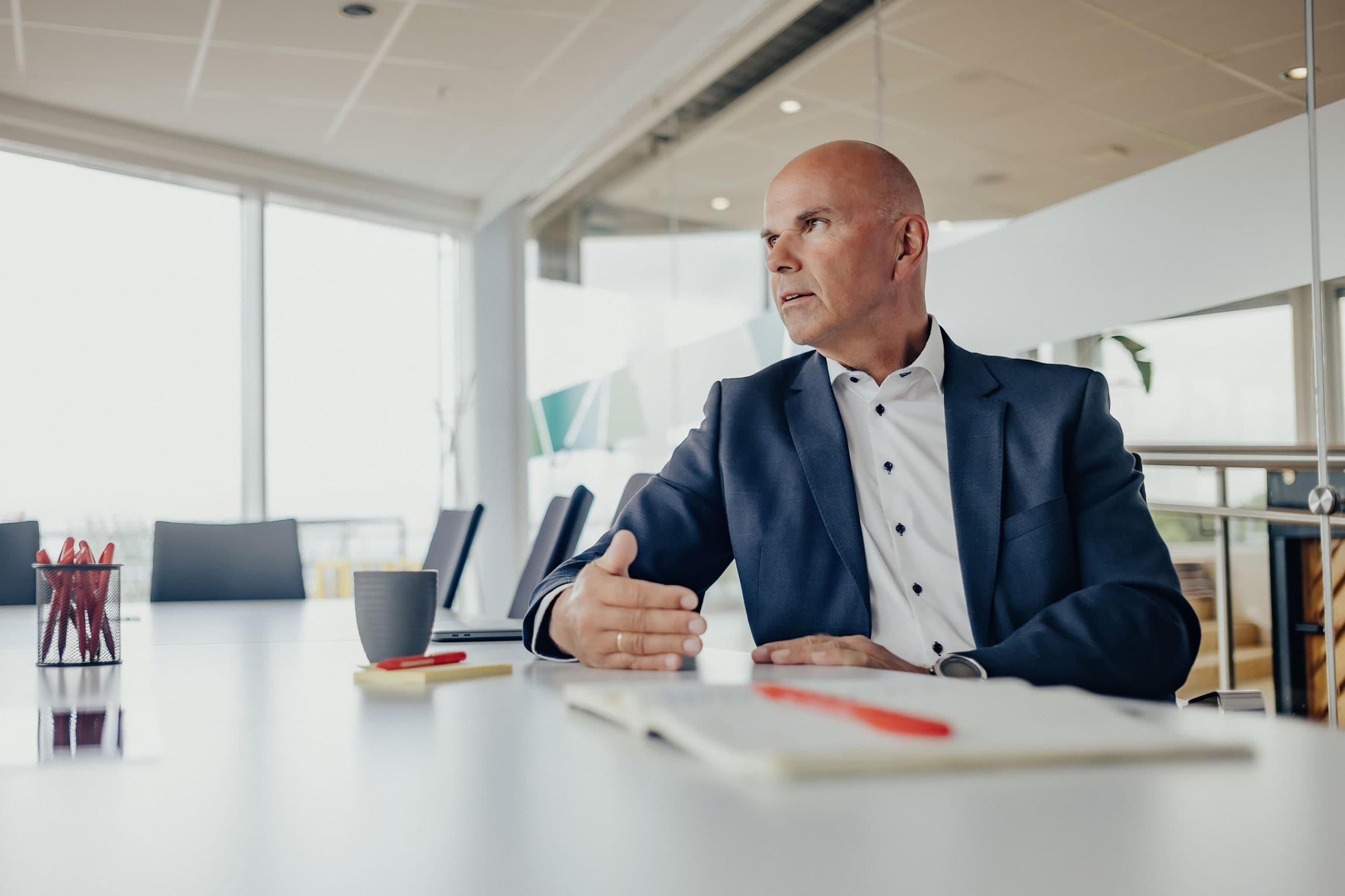 Erling Grimstad i samtale på kontoret